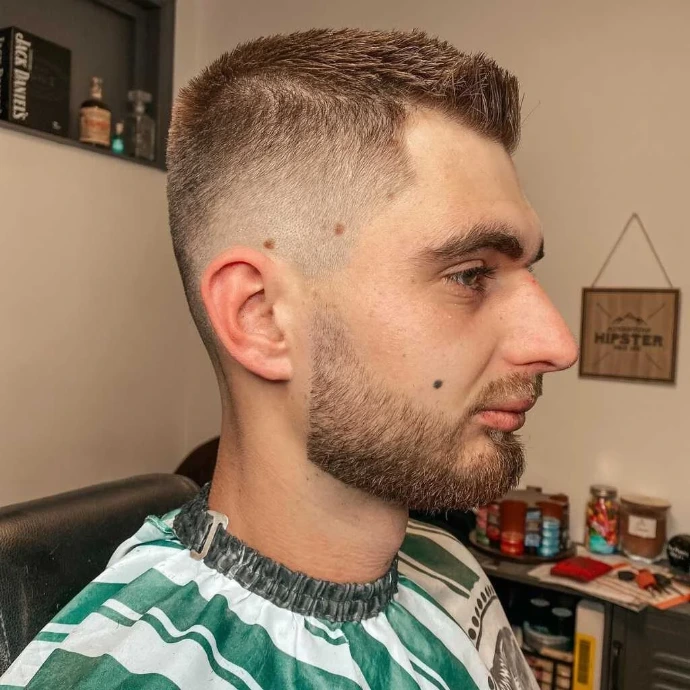 Idée de style coupe courte homme et barbe chez un barbier à Yvoir.