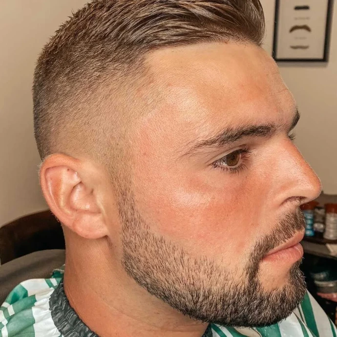 Dégradé à blanc pour homme réalisé par un coiffeur professionnel proche de Godinne.